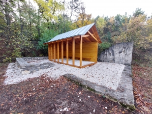 Az új esőház a turistaháznak állít emléket