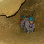 Az apró barlangászok nagyon élvezik a kúszást a barlangban
