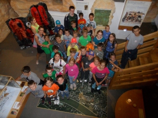 Gyerekek a Szemlő-hegyi-barlang fogadóépületében