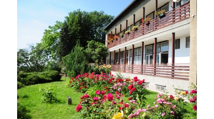 A Rózsák kertje a Duna-Ipoly Nemzeti Park Igazgatóság épületével (fotó: Halász Ferenc)