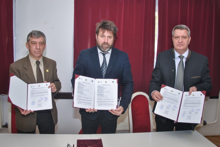 Háromoldalú megállapodás aláírása (Balról jobbra: Füri András, Tömöri Balázs, Reinitz Gábor)